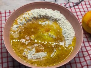 In una ciotola: farina, uova,latte, burro e zucchero
