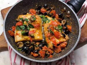 In padella: pomodorini, olive, capperi e verdesca