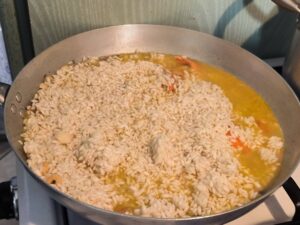 Aggiungere riso in padella