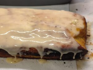 Versare la glassa sulla torta