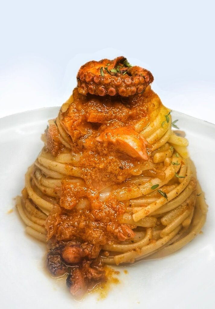 Linguine con il ragù di polpo olive e capperi