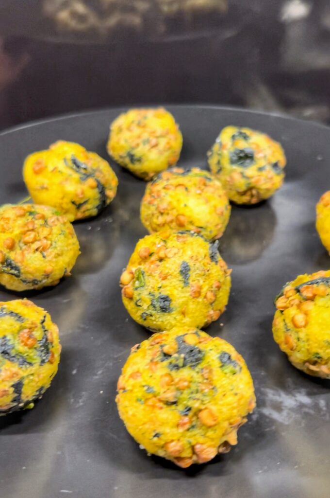 Polpette di polenta, lenticchie e cavolo nero