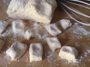 tagliere il salsicciotto a pezzetti