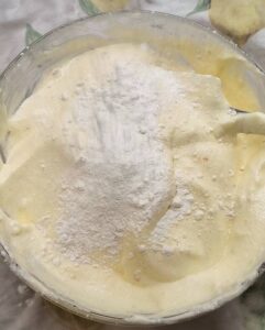 Unire la farina all'impasto