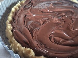 Aggiungere la nutella nella crostata
