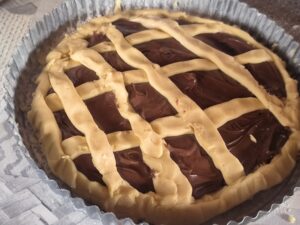 Fare le strisce della crostata con il resto della frolla