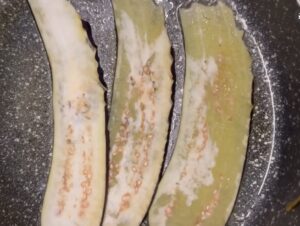 Taglia le melanzane sottili