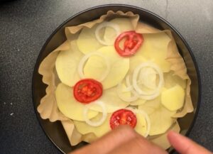 Preparare la teglia e inserire le patate