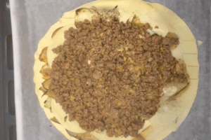 Stendi la pasta e inserisci la carne