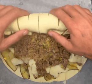 Aggiungi le melanzane e arrotola tutto