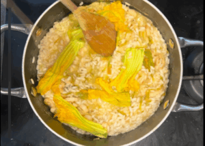 Tosta il riso e aggiungi il brodo