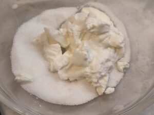 Yougurt e zucchero in una ciotola