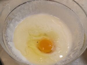 Uovo aggiunto nella ciotola