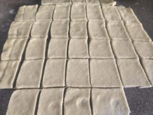 Impasto steso e fatto a strisce