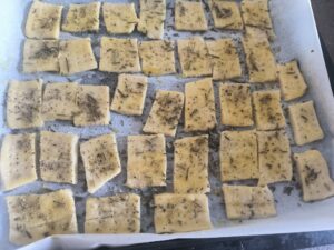 Biscotti spennellati con uovo e aromi vari