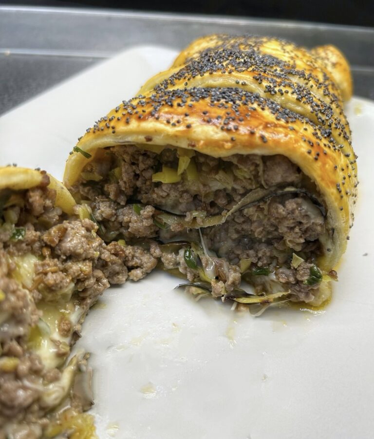 Roll di manzo speziato con formaggio e melanzane fritte