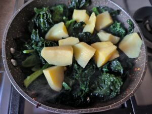 Padella con patate e cavolo nero