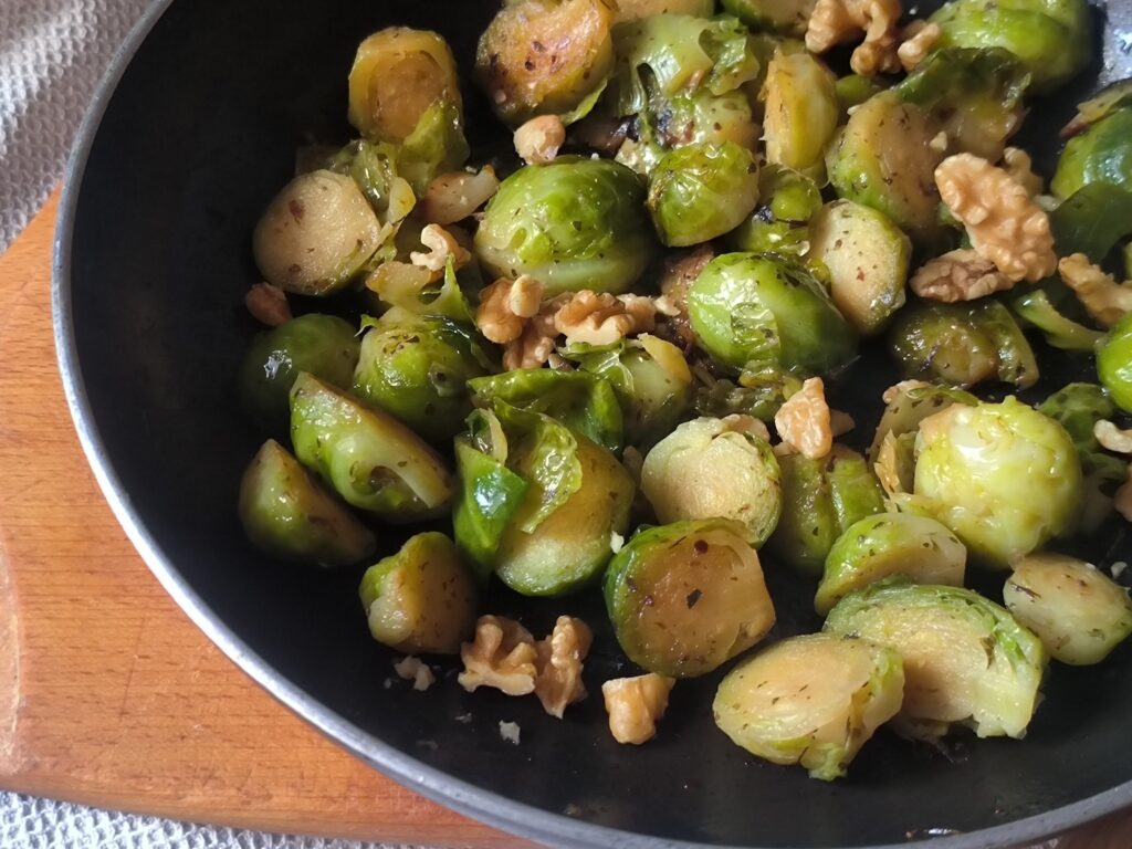 Cavoletti di Bruxelles con le noci